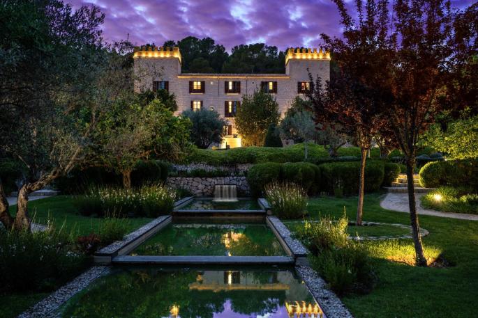 Fachada del hotel Castell Son Claret donde se ubica el restaurante Sa Clastra galardonado con 1 estrella Michelin.