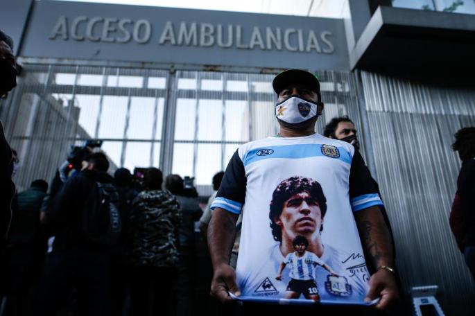 Entre gritos de apoyo y cariño, Maradona llega al hospital donde será operado