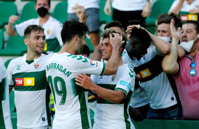 El Elche gana y logra la permanencia gracias al Valencia