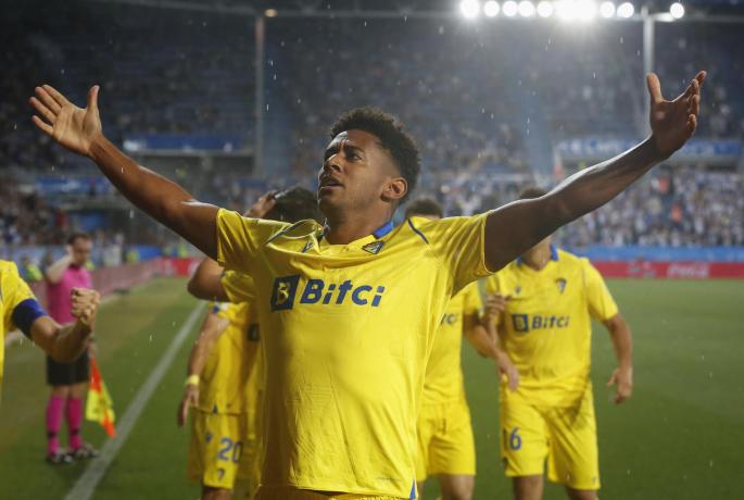 Lozano salva al Cádiz en Mendizorroza