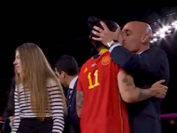 El beso no consentido de Rubiales a Hermoso