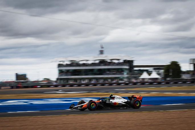 Fórmula 1/GP G.Bretaña.- AV. Lando Norris aprovecha la sanción a Oscar Piastri para vencer sobre el agua de Silverstone