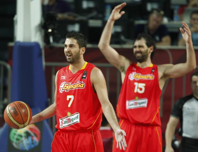 Spain's Navarro and Garbajosa react to foul call during their FIBA Basketball World Championship game against Serbia in Istanbul