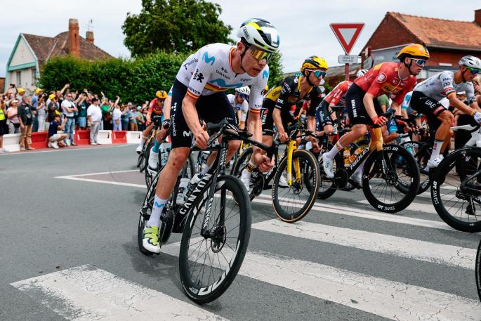 Enric Mas salva una accidentada primera jornada de Tour