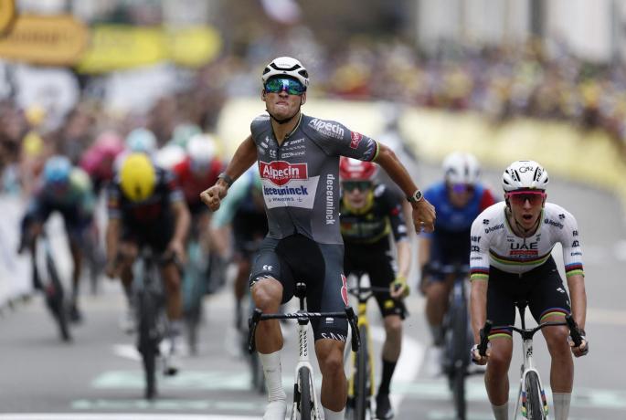 Van der Poel supera a Pogacar y se enfunda el maillot amarillo