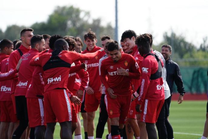 Una veintena de jugadores del Mallorca afronta un futuro incierto