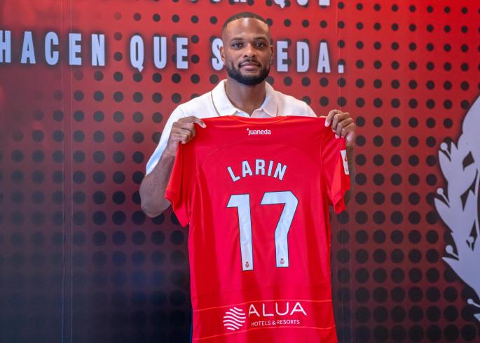Oficial: Cyle Larin hasta 2028