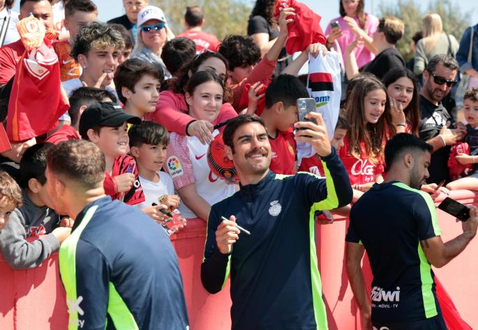 Abdón Prats haciéndose un selfie con aficionados en el entreno del Real Mallorca a puerta abierta en Son Bibiloni.
