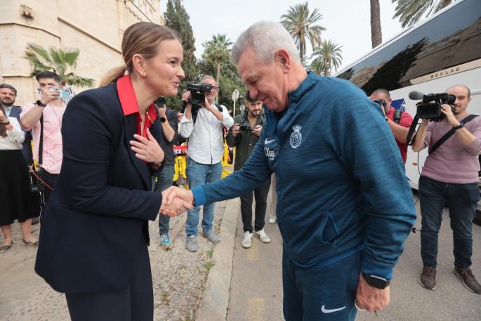 Marga Prohens a los jugadores del Mallorca: «Sois los héroes de toda una generación»
