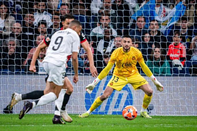 Leo Román renueva con el Mallorca hasta 2030