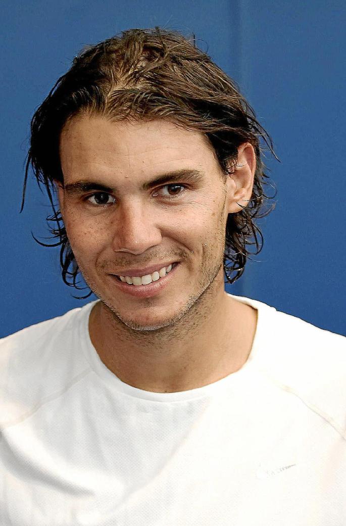 NADAL RECIBE CARNÉ DE SOCIO DEL MALLORCA