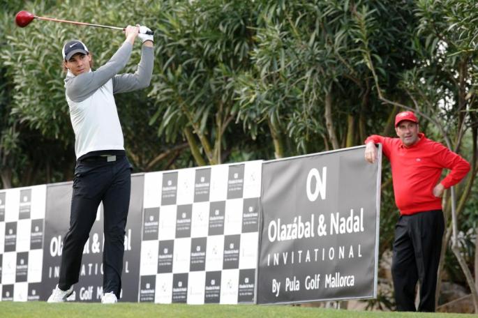 Rafael Nadal jugando a golf