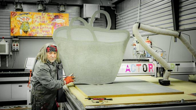 Imágenes del artista en su taller en pleno proceso de producción de los premios.