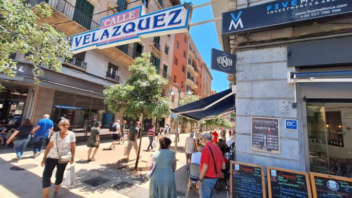PALMA. BARRIOS. LâOlivar, donde el turismo se abre paso y el pequeÃ±o comercio busca sobrevivir. El mercado mÃ¡s grande de Pal
