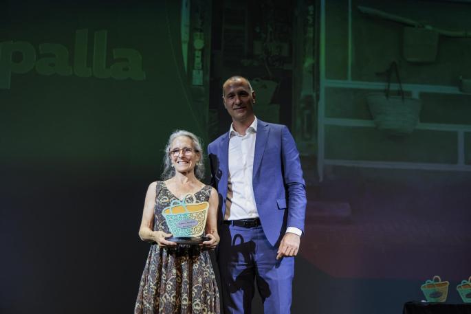 Catalina Rosselló con el premio y Antonio Juan, director de El Corte Inglés Avingudes.