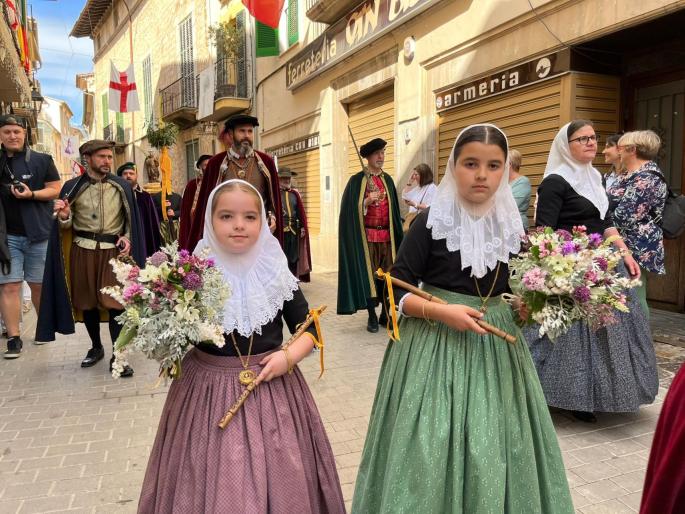 SOLLER - FIESTAS POPULARES - SOLLER VIVE LA EMOCION DE UN FIRO TRAS EL CORONAVIRUS.OFRENDA FLORAR MUY CONCURRIDA DURANTE LA FIRA.