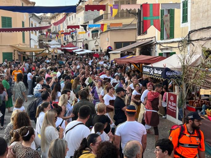 CAPDEPERA - MERCADOS - MÃ¡s de 70.000 personas visitaron el pueblo durante el mercado medieval.