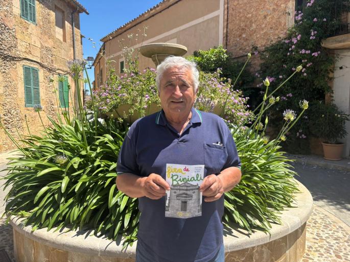 Miquel Fiol, alcalde pedáneo de Biniali, muestra el programa de la Fira