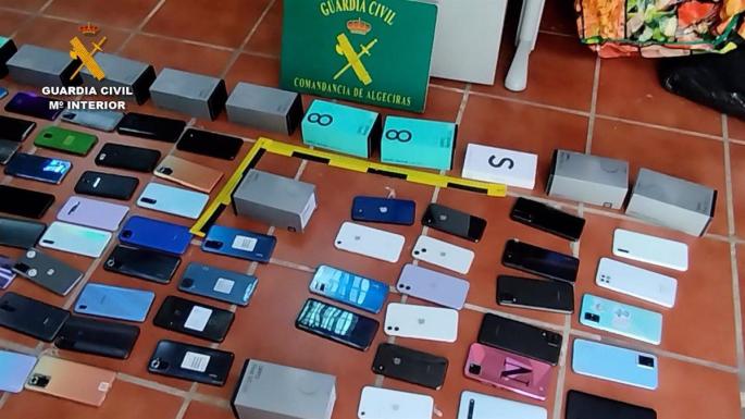 Cádiz.- La Guardia Civil recupera más de mil teléfonos móviles sustraídos en Los Barrios para ser enviados a Marruecos