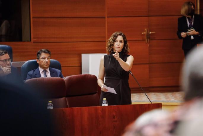 Ayuso asegura que la Comunidad "es un paraíso en muchas cosas" y UP le dice que solo para "los que tienen dinero"