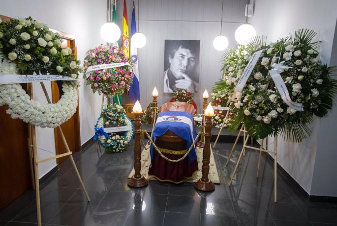 Huelva.- Vecinos y amigos dan su último adiós a Jesús Quintero, que será enterrado en San Juan del Puerto