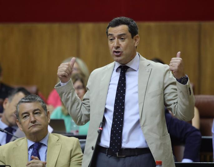 Moreno se reivindica "en el centro político" y alejado de la "radicalidad" tras afearle Espadas los pactos de PP y Vox