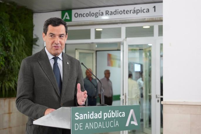 Juanma Moreno visita la Unidad de Oncología Radioterápica del Hospital Universitario Virgen del Rocío