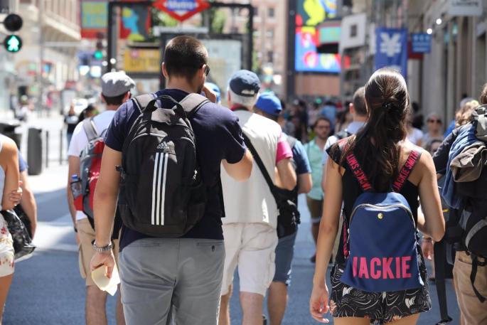 Gente paseando por Madrid en verano