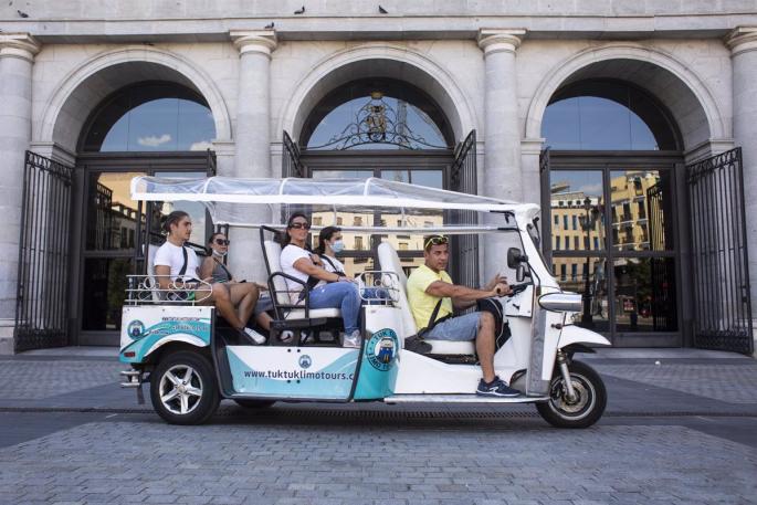 Madrid regulará los tuk tuk pero antes necesita una modificación normativa para clasificar este tipo de transporte