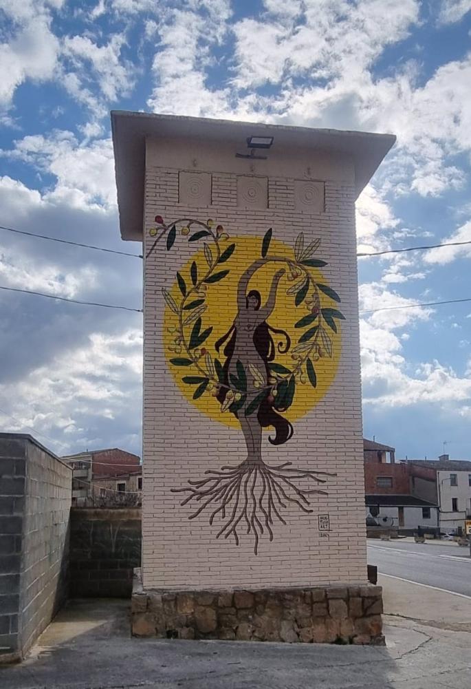 La artista Isabel Elies pinta un mural en un centro de transformación de Endesa en Cervià (Lleida)