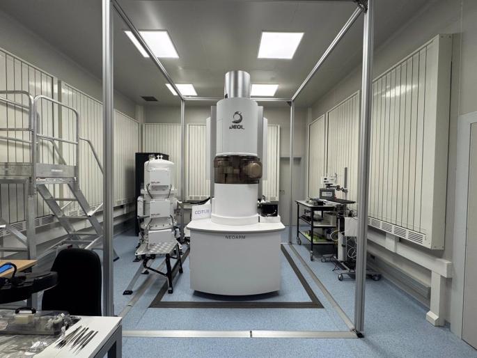 El nuevo microscopio en las instalaciones del Parc Científic de Barcelona