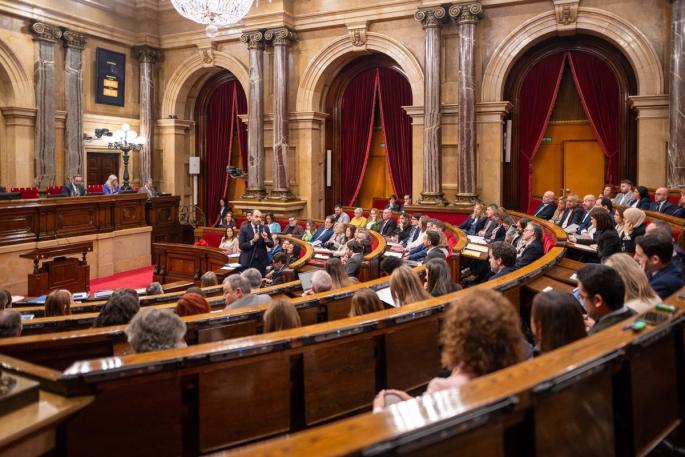 El Parlament vota en pleno si tramita por lectura única modificar la Carta municipal de Barcelona