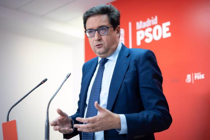 Óscar López critica la "campaña de victimización permanente" de Ayuso tras decir que su novio ha sido "agredido"