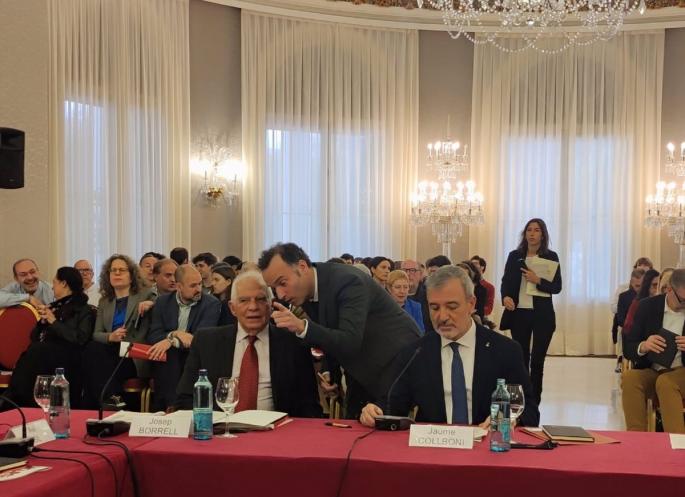El presidente del Cidob y ex Alto Representante de la Unión Europea para la Política Exterior, Josep Borell, junto con el direct