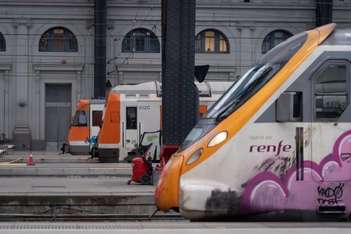 Un coche cae a las vías de la R1 y hace circular por vía única entre Arenys y Mataró (Barcelona)