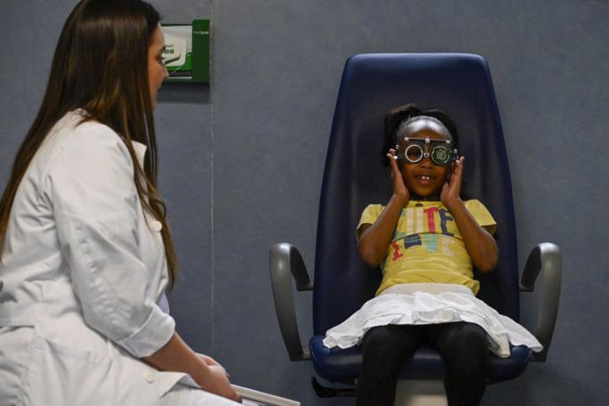 El Clínic de Barcelona y Fundación La Caixa realizan revisiones oculares a 183 niños vulnerables