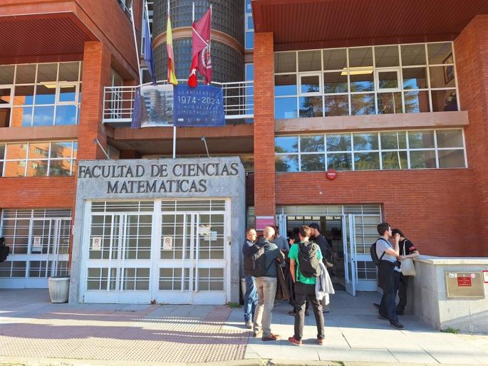 Profesores y alumnos de universidad acuden a la facultad de Matemáticas de la Universidad Complutense de Madrid para realizar un