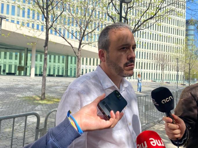 El socio de la ANC acusado de desobediencia se acoge a su derecho a no declarar