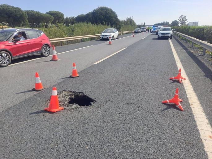 Huelva.- Transportes corta la A-49 desde Bollullos hasta Niebla por el socavón, que achaca a las intensas lluvias