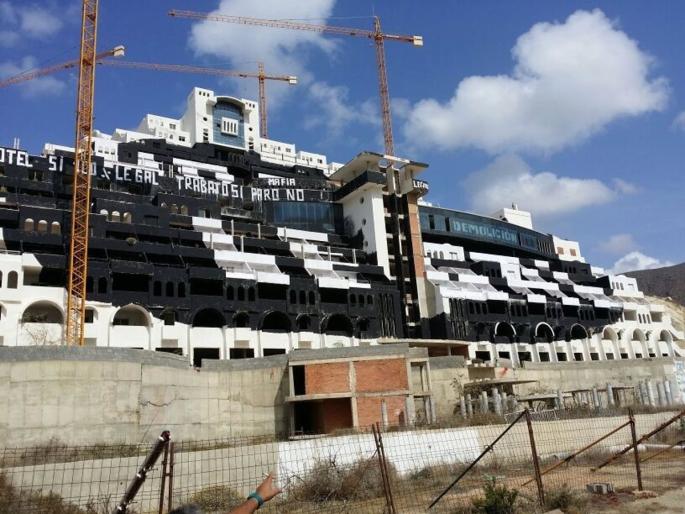 Almería.-Tribunales.-El alcalde de Carboneras encarga un informe con los pasos para revisar la licencia del Algarrobico