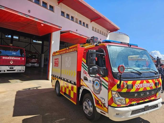 Huelva.-Sucesos.-Diez bomberos y seis vehículos desplegados para sofocar un incendio en una nave de envases en La Palma