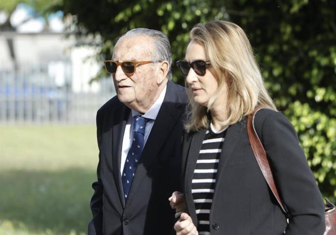 Carlos Fabra con su hija Andrea a su llegada a la Ciudad de la Justicia de Castelló