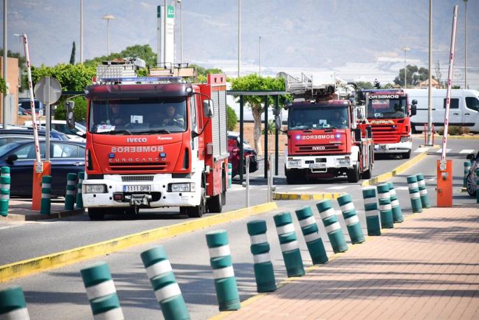 Almería.-Sucesos.-Arde un vehículo en la barriada de Adra donde se prendieron cuatro casas y se mató a tiros a un joven