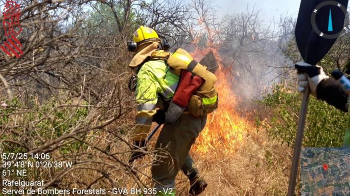 Imagen de la unidad helitransportada de Enguera de bomberos forestales de la Generalitat en la extinción del incendio de Rafelgu