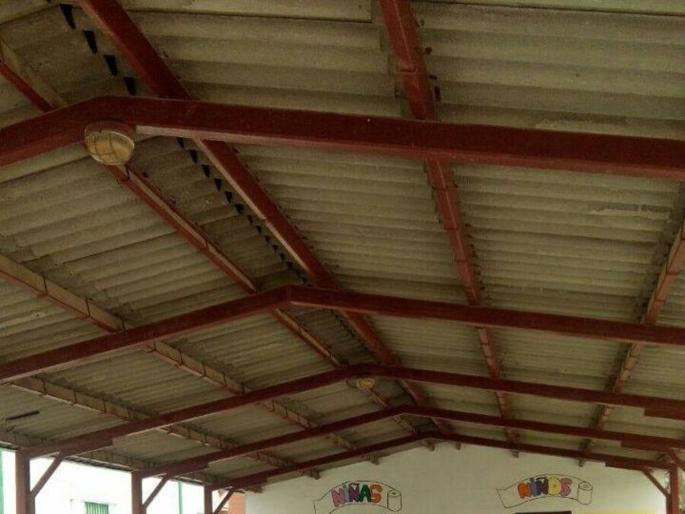 Vecinos de Retiro reclaman "seguridad" ante las obras de retirada de amianto en un almacén en Doctor Esquerdo 138