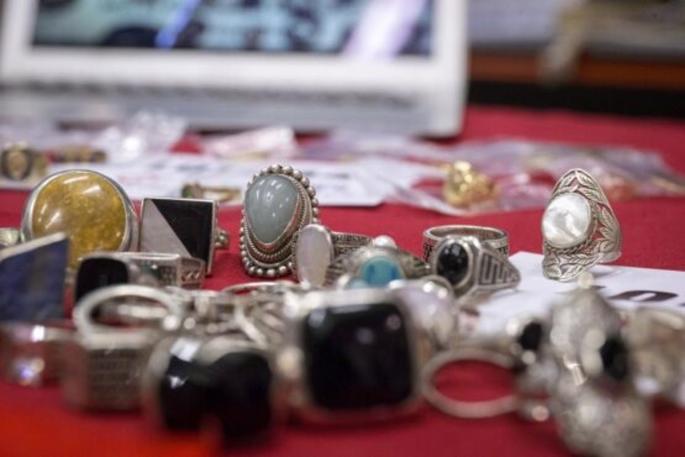 Hasta el 17 sigue abierta la subasta de objetos perdidos, con gargantillas desde 7 euros o relojes de alta gama por 75