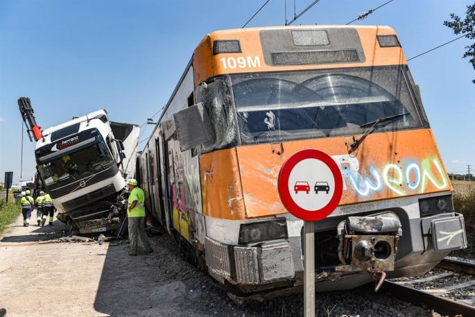 La circulación de la línea R3 interrumpida entre Vic y Centelles (Barcelona) por una colisión de un tren con un camión