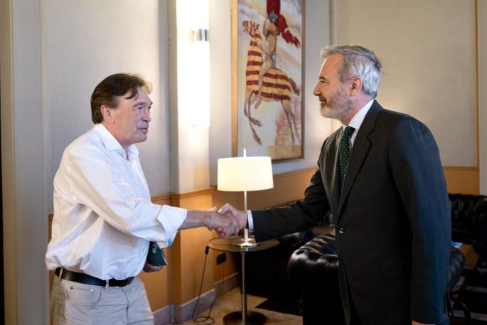 El portavoz de Aragón-Teruel Existe, Tomás Guitarte, y el presidente del Gobierno de Aragón, Jorge Azcón.