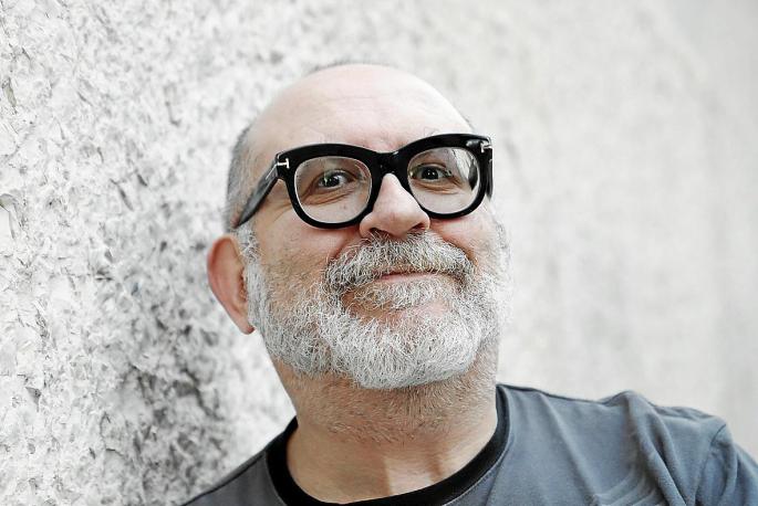 Sandrone Dazieri: «No soy violento, soy vegetariano, pero si no escribiese estaría muerto»