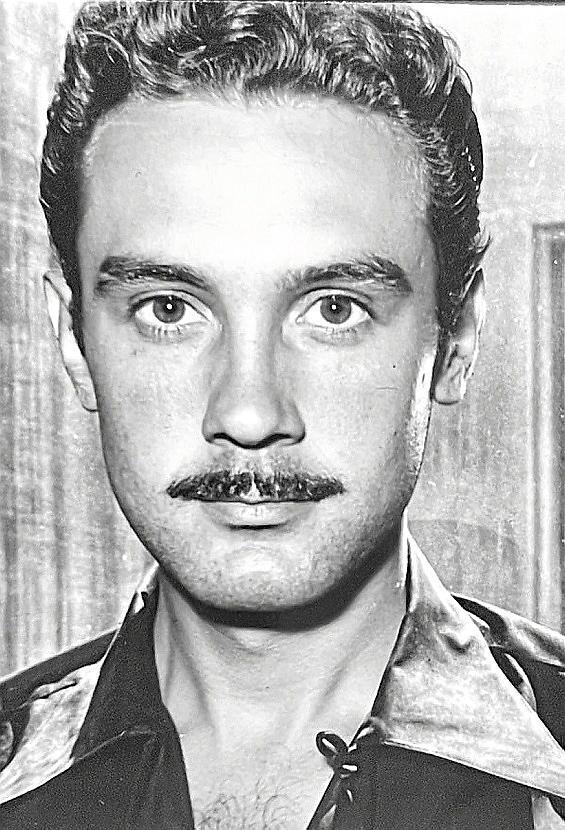 Mario, de joven, como actor y, a la derecha, ya afamado locutor y presentador, firmando el contrato con Radio Barcelona